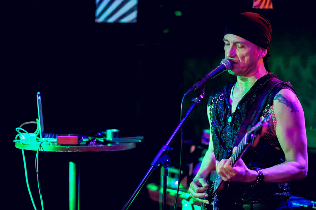 AveFeFenix en concierto con Larva