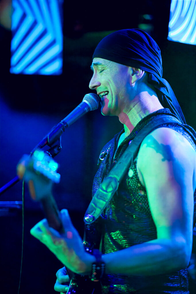 AveFeFenix en concierto con Larva